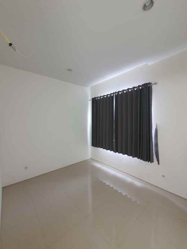 dijual rumah dian istana