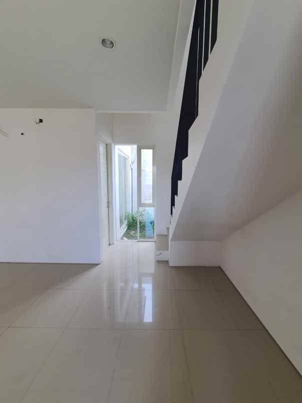 dijual rumah dian istana