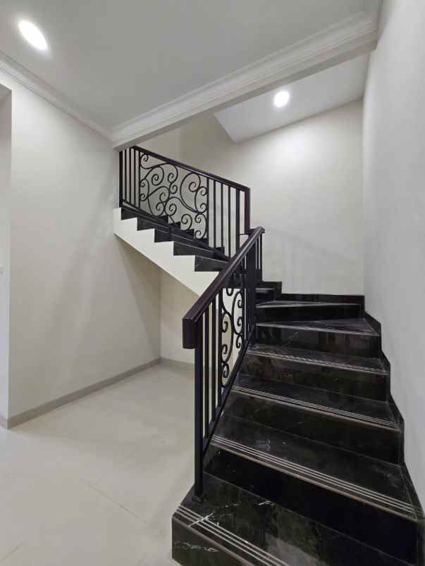 dijual rumah duren sawit jakarta