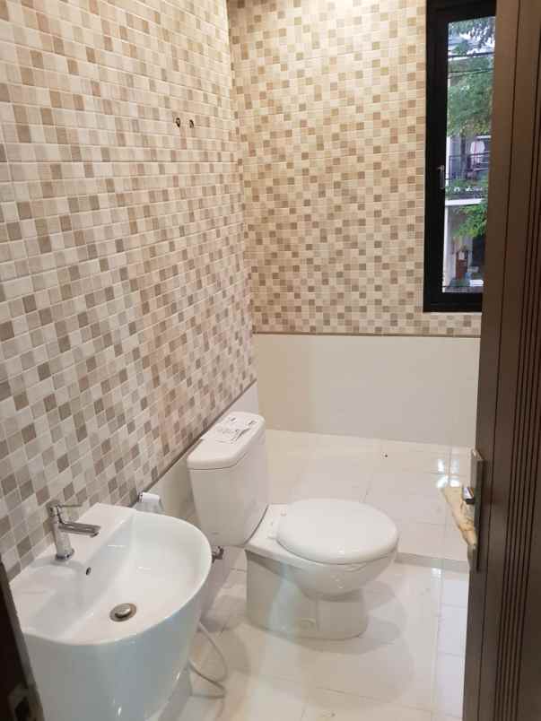 dijual rumah galaxi bumi permai araya