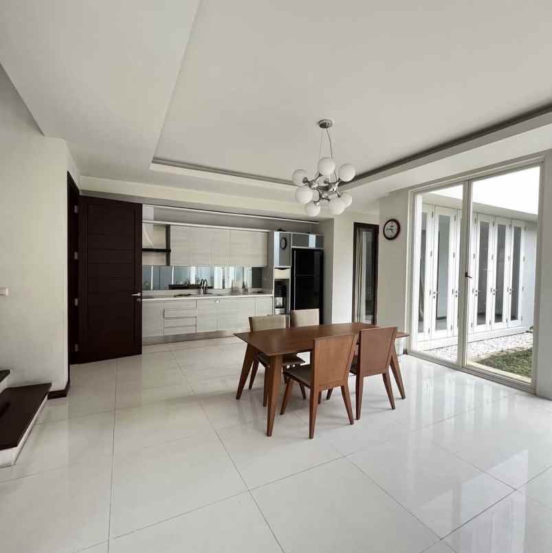 dijual rumah graha famili blok w