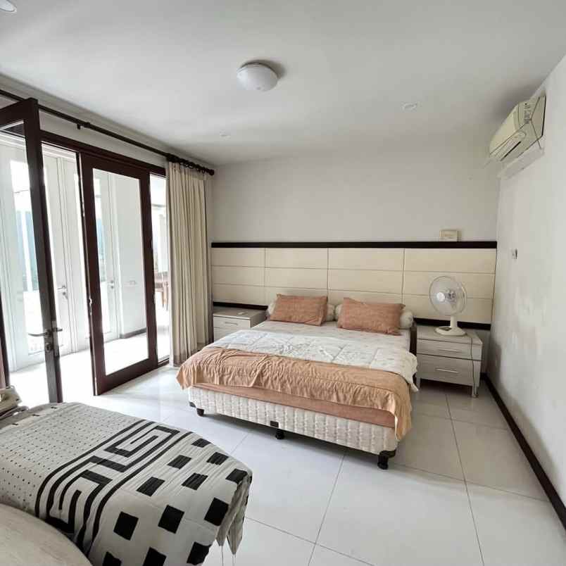 dijual rumah graha famili blok w
