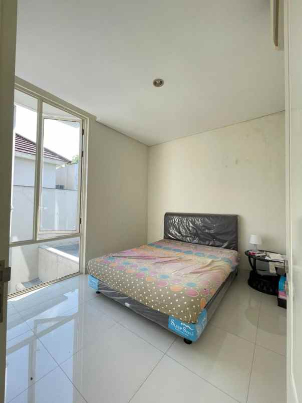 dijual rumah grand pakuwon