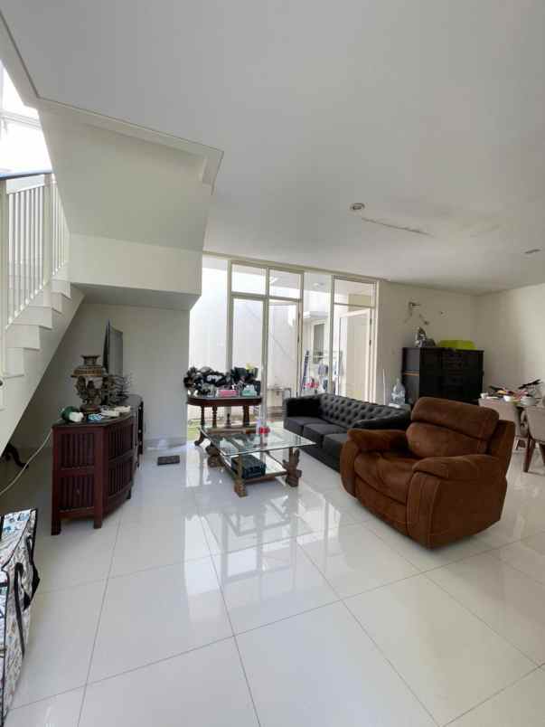 dijual rumah grand pakuwon