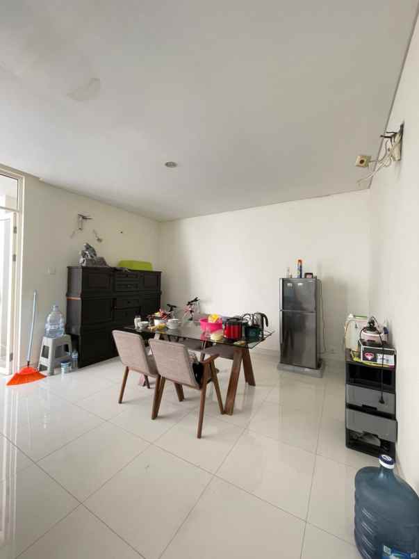 dijual rumah grand pakuwon