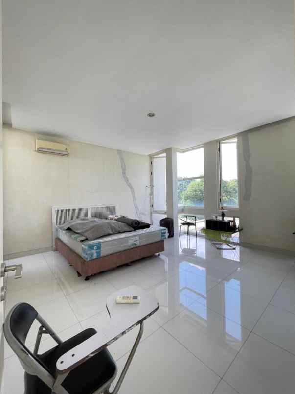 dijual rumah grand pakuwon