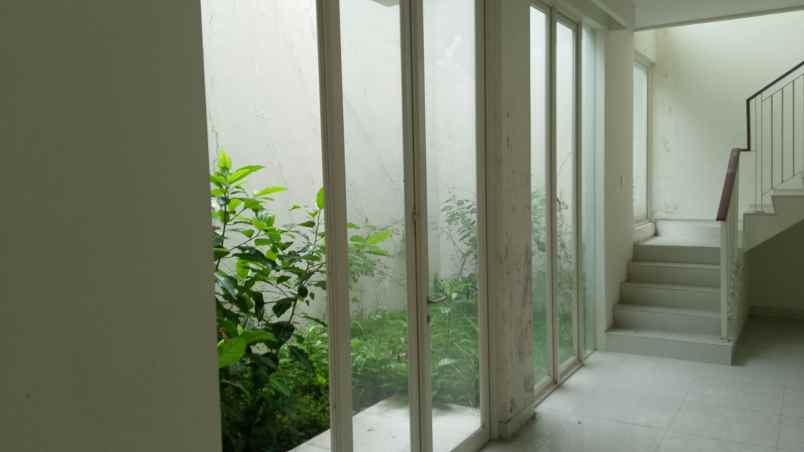 dijual rumah jalan grand pakuwon
