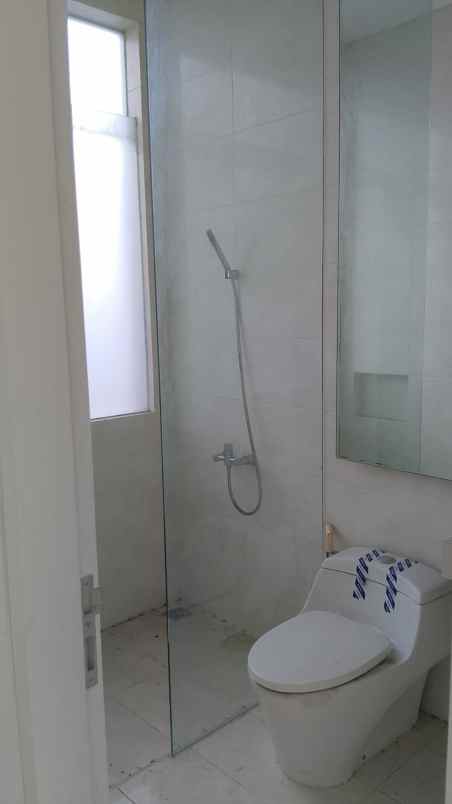 dijual rumah jalan grand pakuwon