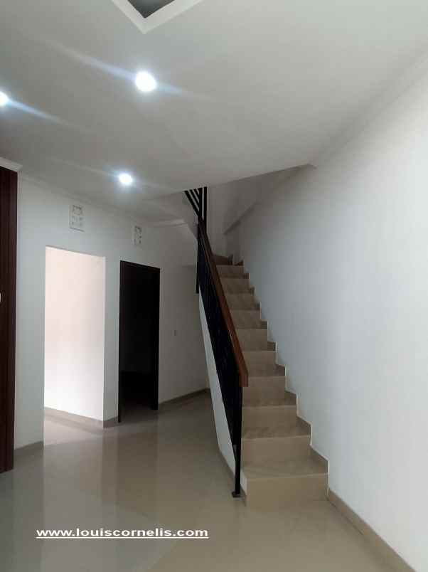 dijual rumah jalan padang luwih