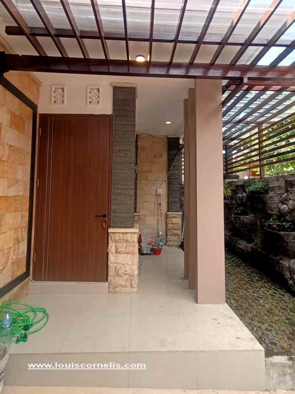 dijual rumah jalan padang luwih