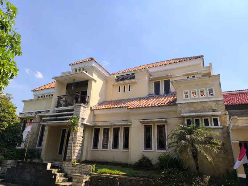 dijual rumah jalan pinus asri