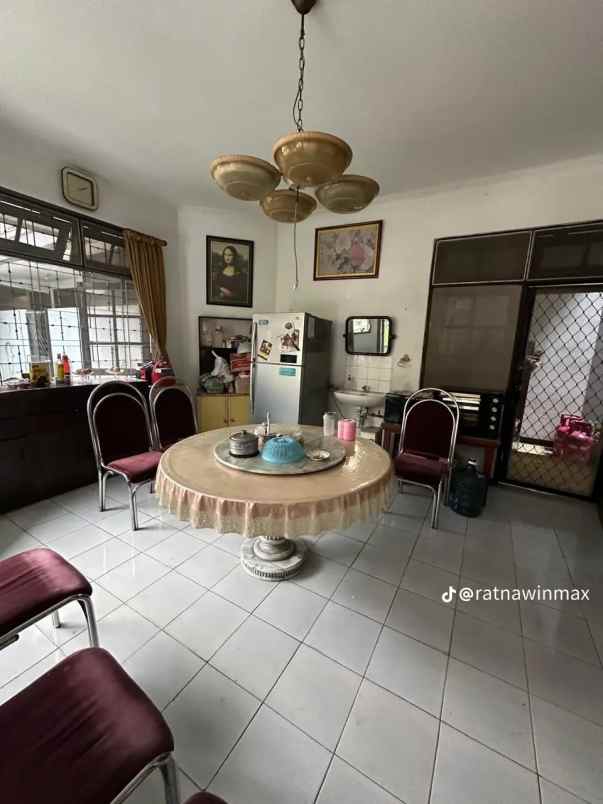 dijual rumah jalan raya darmo harapan