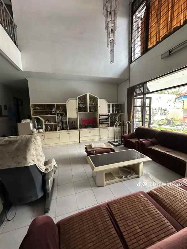 dijual rumah jalan raya darmo harapan