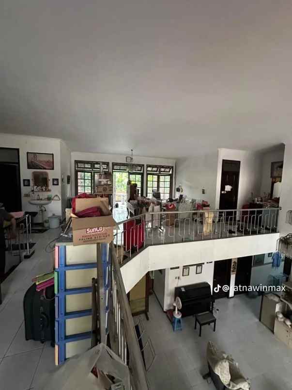 dijual rumah jalan raya darmo harapan