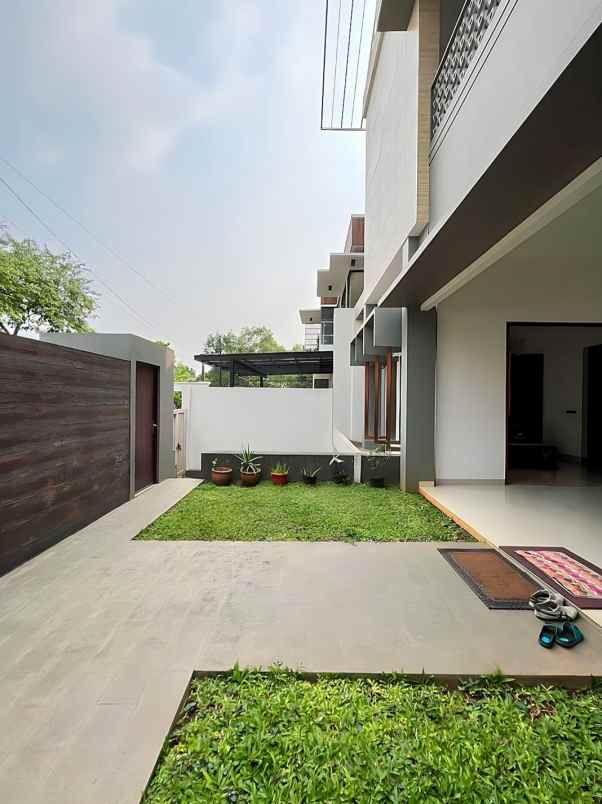 dijual rumah jalan raya lebak bulus