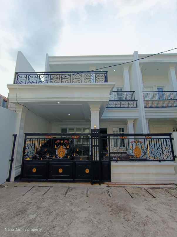 dijual rumah jalan raya meruya selatan