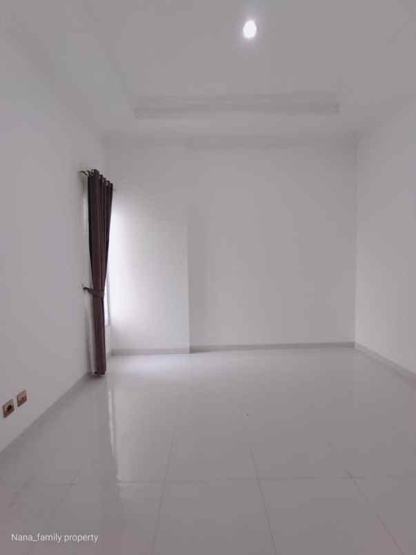 dijual rumah jalan raya meruya selatan