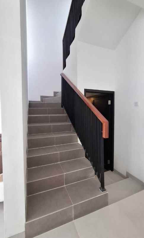 dijual rumah jalan raya pondok cabe