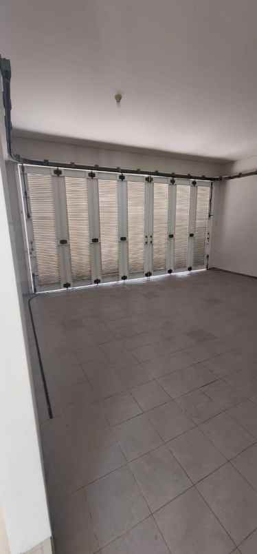 dijual rumah jalan royal residence