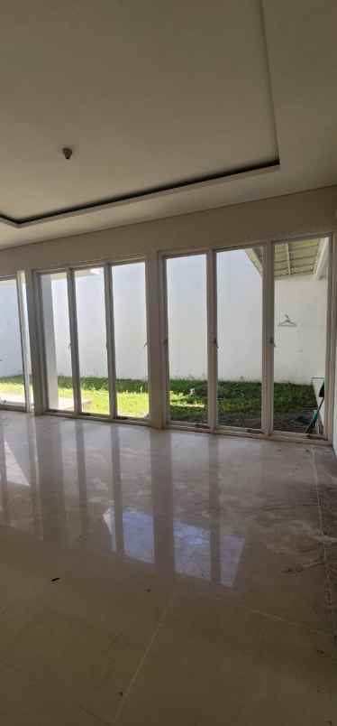 dijual rumah jalan royal residence