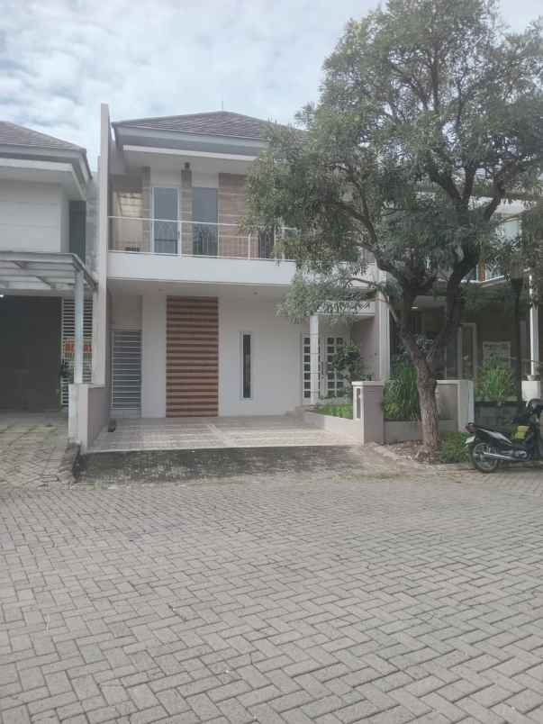 dijual rumah jalan royal residence