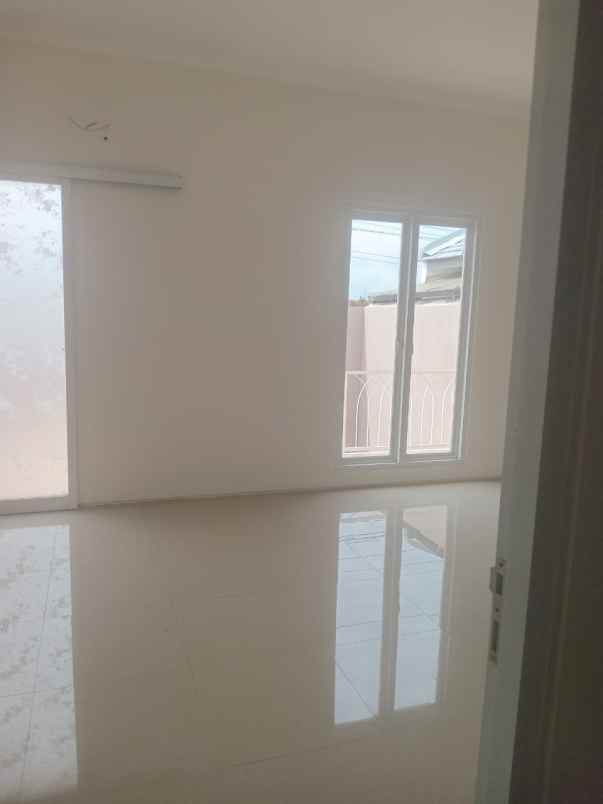 dijual rumah jalan royal residence