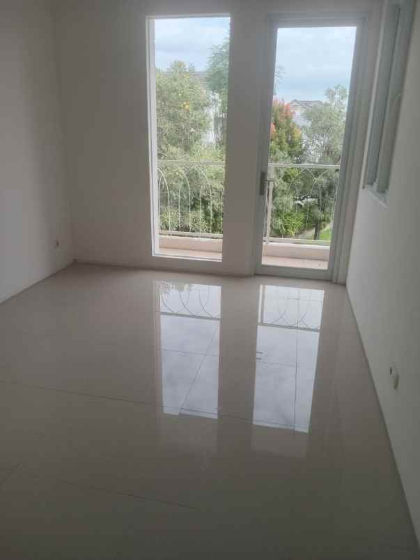 dijual rumah jalan royal residence