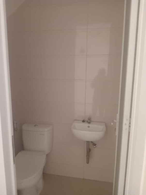 dijual rumah jalan royal residence