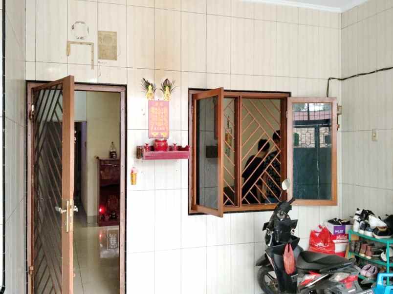 dijual rumah jalan tirtosari komplek 12