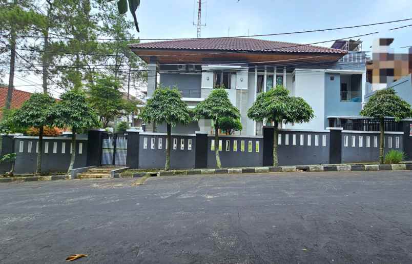 dijual rumah jl awiligar