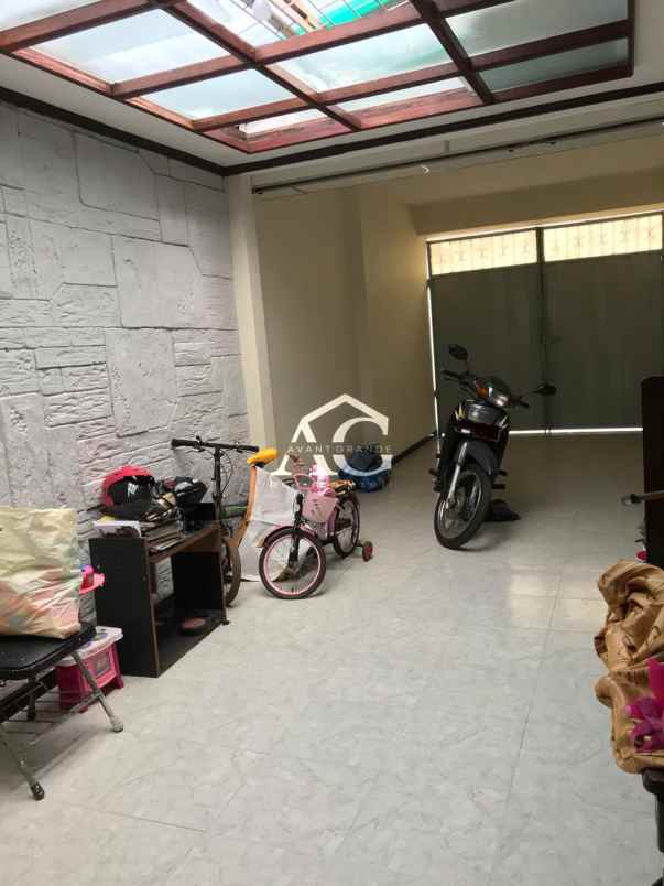 dijual rumah jl kamelia