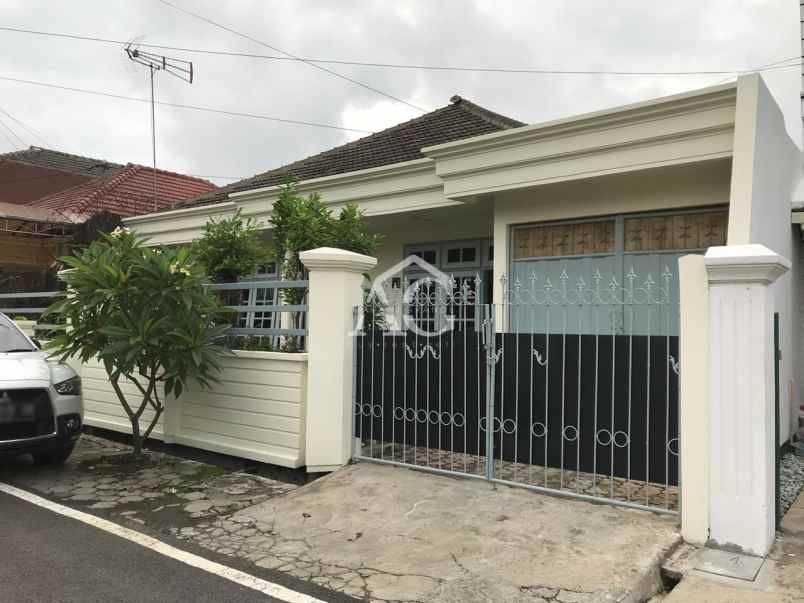 dijual rumah jl kamelia