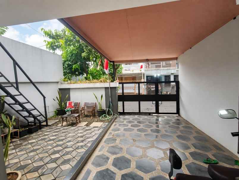 dijual rumah jl neptunus rancabolang