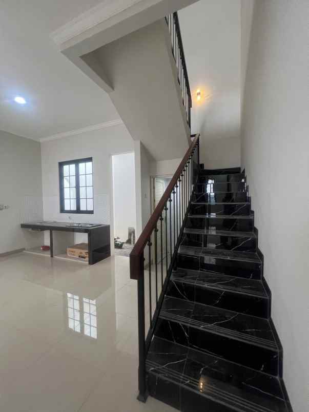 dijual rumah jl pasar kecapi pondok