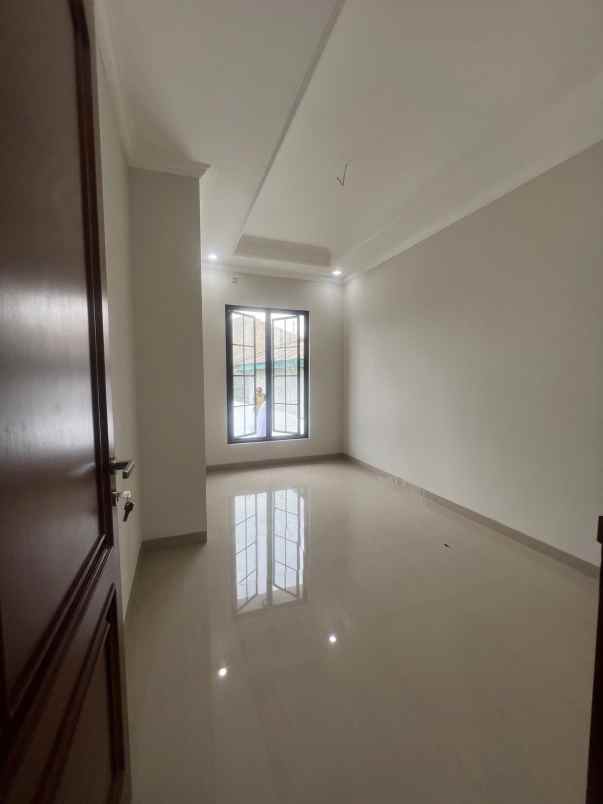 dijual rumah jl pasar kecapi pondok