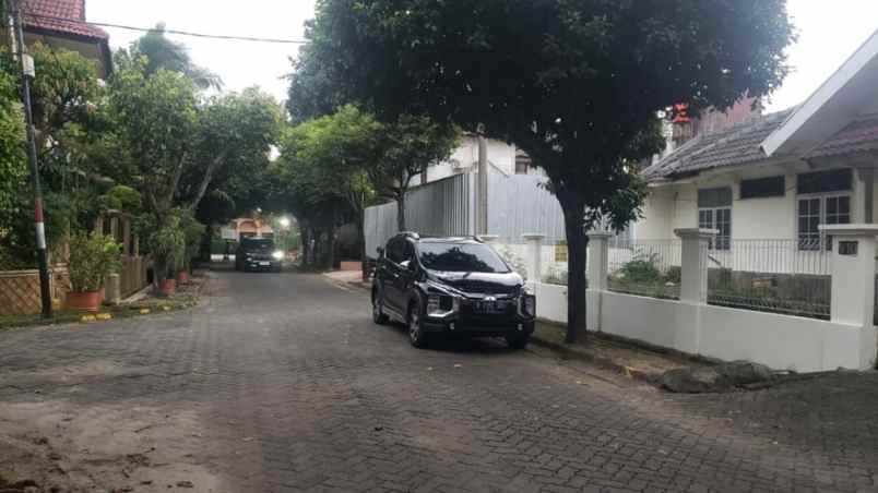 dijual rumah jl pratama 4 kemang