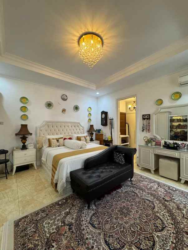 dijual rumah jl raya cireundeu