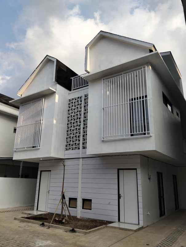 dijual rumah jl wangunsari cijengkol