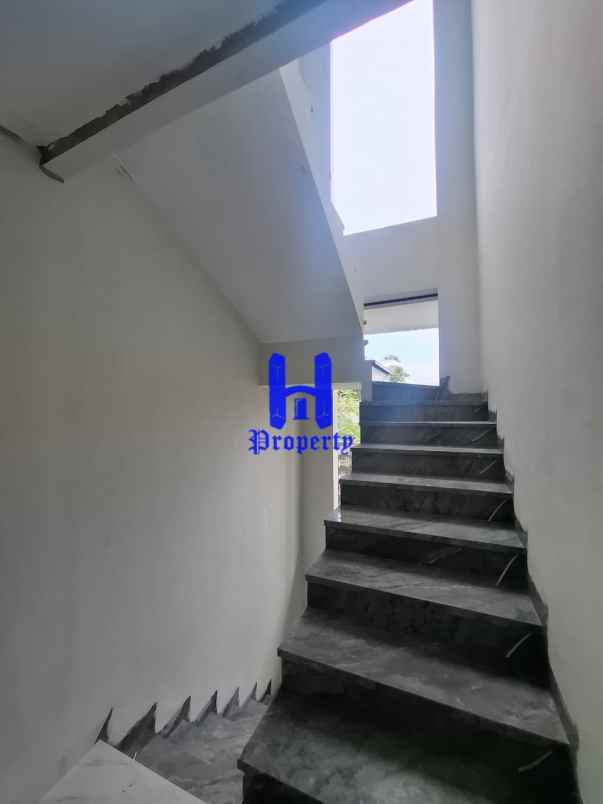 dijual rumah komplek citraland gama