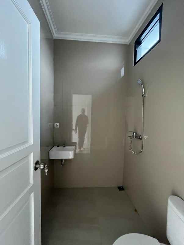 dijual rumah komplek megapolitan cinere