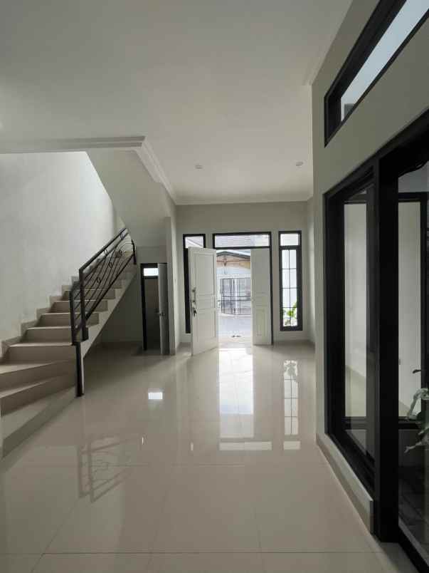 dijual rumah komplek megapolitan cinere
