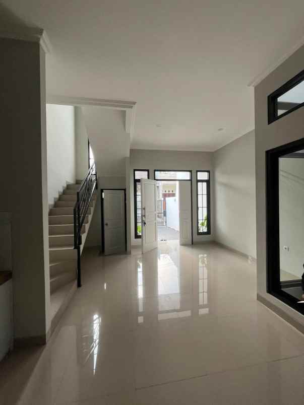 dijual rumah komplek megapolitan cinere