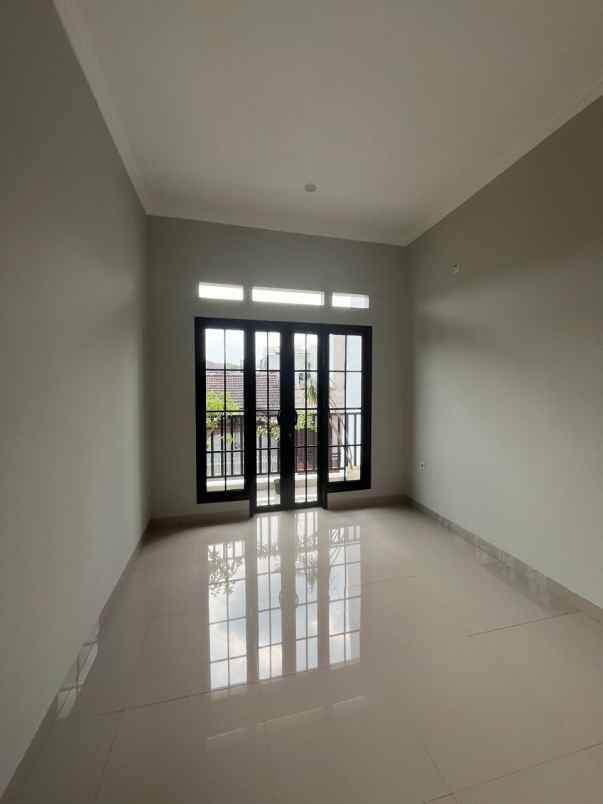 dijual rumah komplek megapolitan cinere