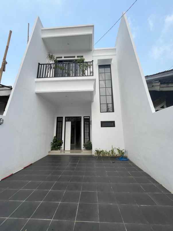 dijual rumah komplek megapolitan cinere