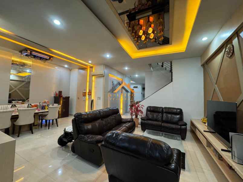 dijual rumah komplek mutiara residence