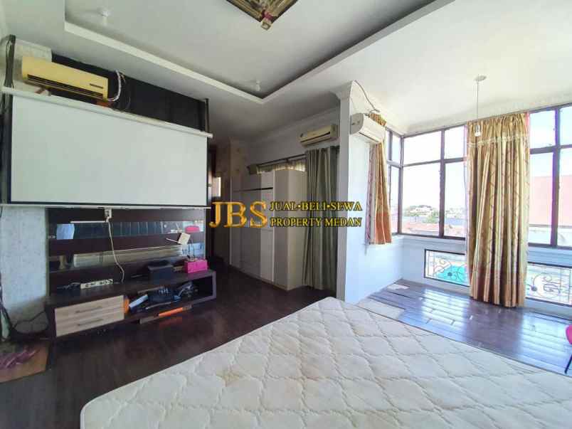 dijual rumah komplek piazza residence