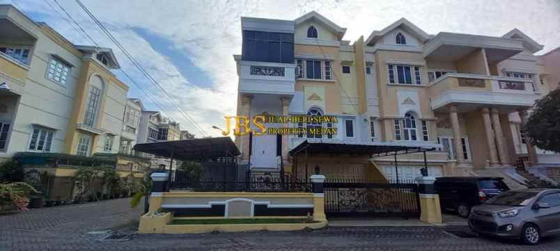 dijual rumah komplek piazza residence