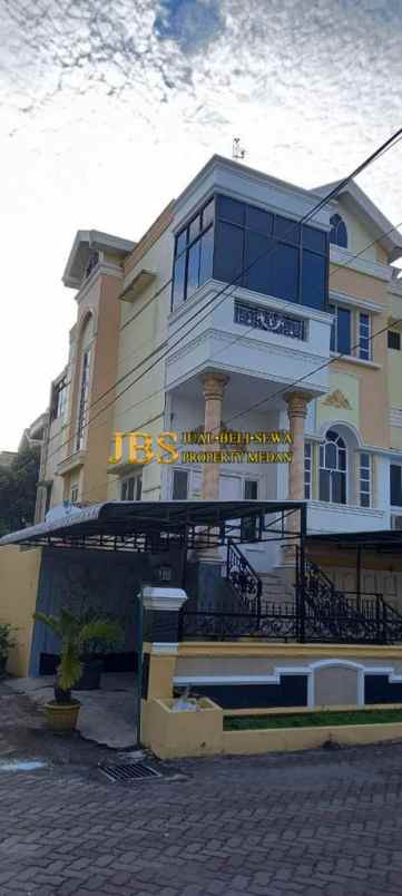 dijual rumah komplek piazza residence