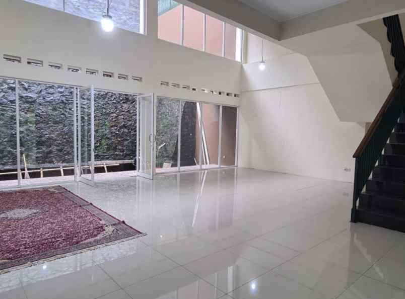 dijual rumah komplek setra duta