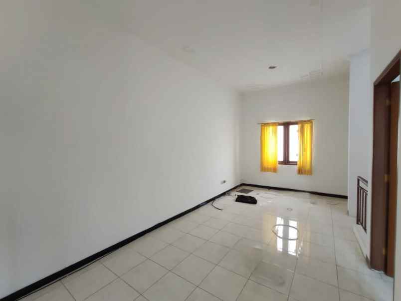 dijual rumah lebak indah regency